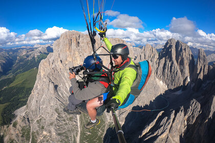 Gleitschirmflug vor der Langkofel-Nordwand